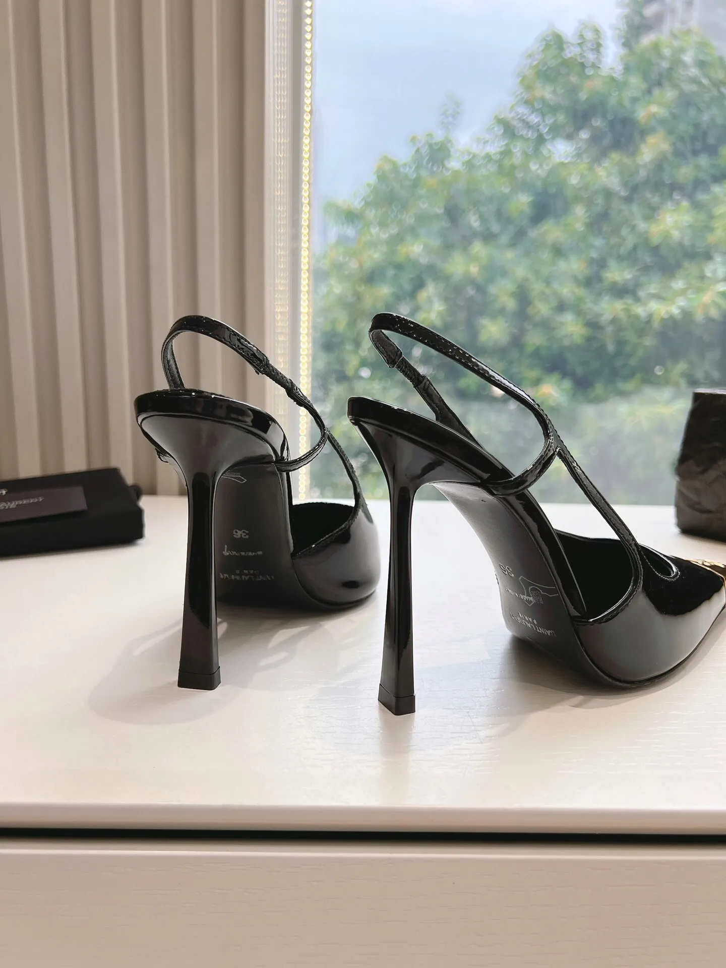 👟👟Ex-factory price 560👟👟 Top-quality Saint Laurent/Yves Saint Laurent Lee metal buckle single shoes, YSL sister's beautiful high heels, and the small square toe of the same style as Saint Laurent Rose. High-heeled shoes are very good at modifying the foot shape, luxury metal chain. In recent years, SL👟👟Ex-factory price is that women are becoming more and more understanding of high-heeled shoes. The embarrassing design impression of waterproof platform models has been eliminated. YSL's beautiful high-heeled shoes Upper: Imported patent leather/cowhide Sole: Genuine leather outsole Heel height: 11cm Size 35-39 (40, 41 customized, non-refundable and non-exchangeable)